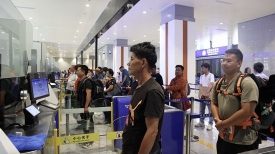 6月13日，乘坐中老鐵路國(guó)際旅客列車的旅客在磨憨邊檢大廳排隊(duì)候檢。李揚(yáng) 攝