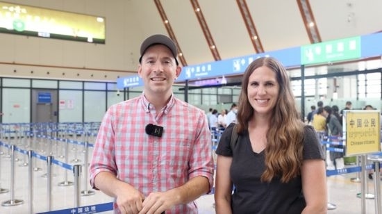 6月13日，來(lái)自美國(guó)的德拉古（Dragoo）夫婦將首次乘坐中老鐵路國(guó)際旅客列車從中國(guó)出境。李揚(yáng) 攝