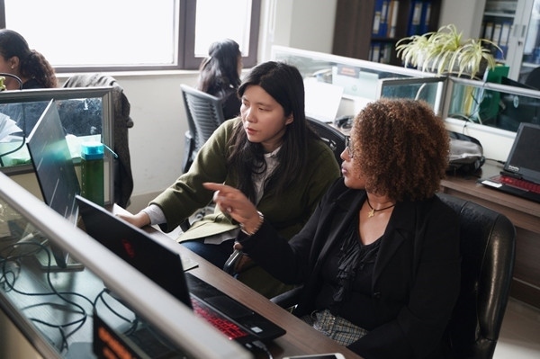 梅德哈妮（右）與中國同事討論設計方案。受訪對象供圖