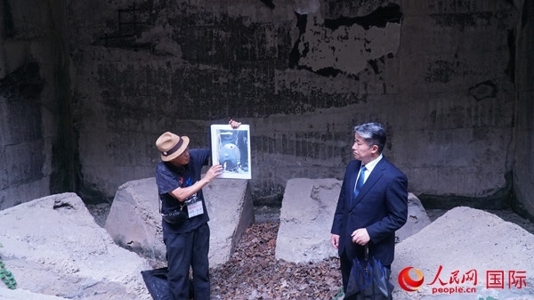 毒氣島歷史研究所事務局長山內正之在毒氣儲存遺址為大家介紹日軍發(fā)動毒氣戰(zhàn)的罪證。人民網 蔣曉辰攝