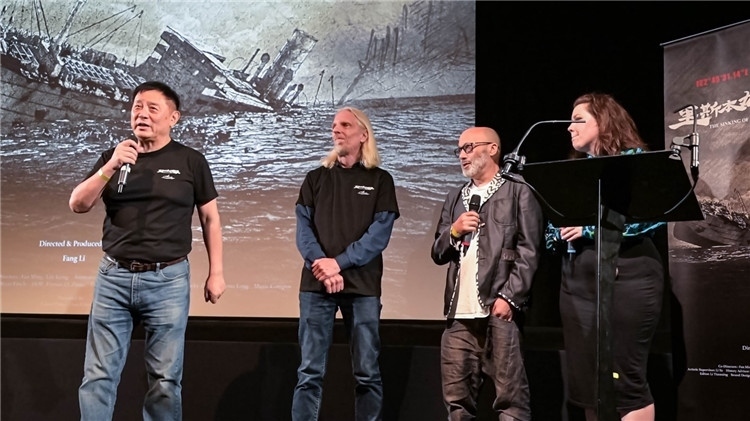 導(dǎo)演方勵(lì)以及團(tuán)隊(duì)成員分享體會(huì)。郭錦標(biāo)攝