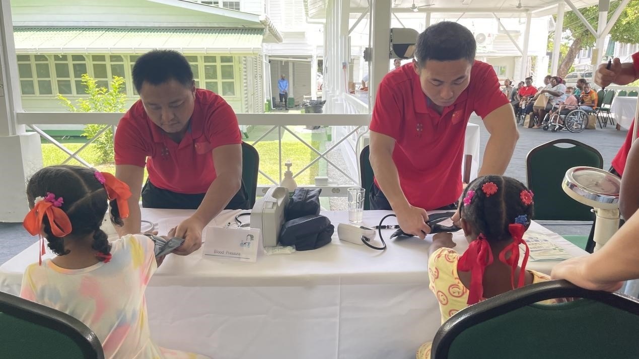 醫(yī)療隊員為福利院兒童進行檢查。第18期援圭亞那醫(yī)療隊供圖