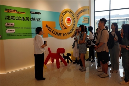 記者團(tuán)在輝山英才社區(qū)采訪。北京外國(guó)語(yǔ)大學(xué) 許青攝