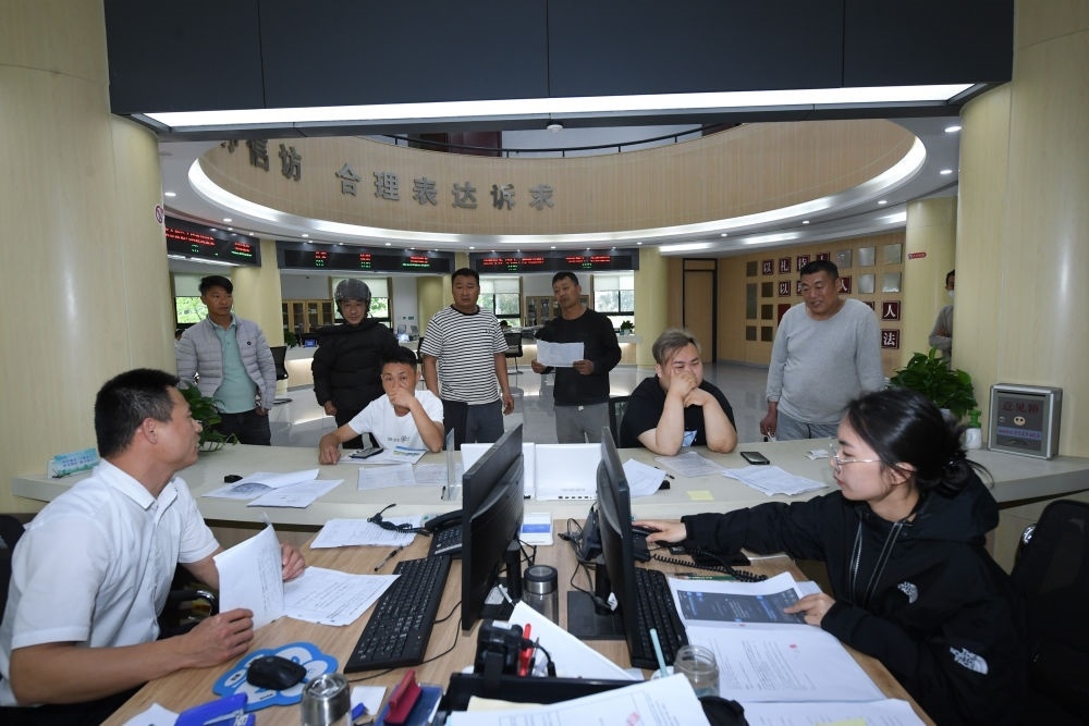 浙江省安吉縣社會治理中心工作人員在處理群眾信訪訴求（5月8日攝）。新華社記者 翁忻旸 攝