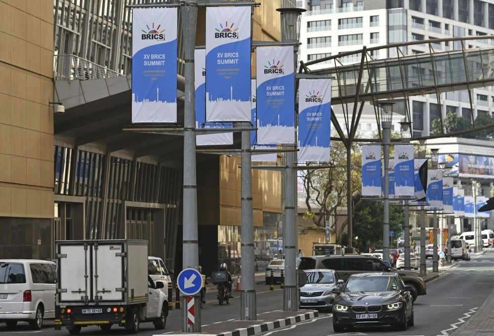 這是8月17日在南非約翰內(nèi)斯堡拍攝的金磚峰會條幅。金磚國家領(lǐng)導(dǎo)人第十五次會晤將于南非約翰內(nèi)斯堡舉行。新華社記者 陳誠 攝