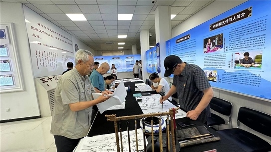 臨潢家園社區(qū)居民在書法練習(xí)室練習(xí)書法。人民網(wǎng)記者 金洪花攝