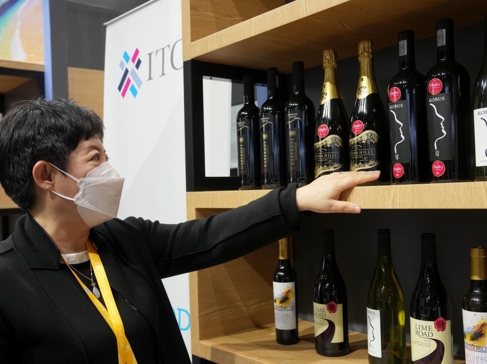 這是在中國(guó)上海舉行的第五屆進(jìn)博會(huì)上拍攝的來(lái)自南非的葡萄酒（2022年11月7日攝）。