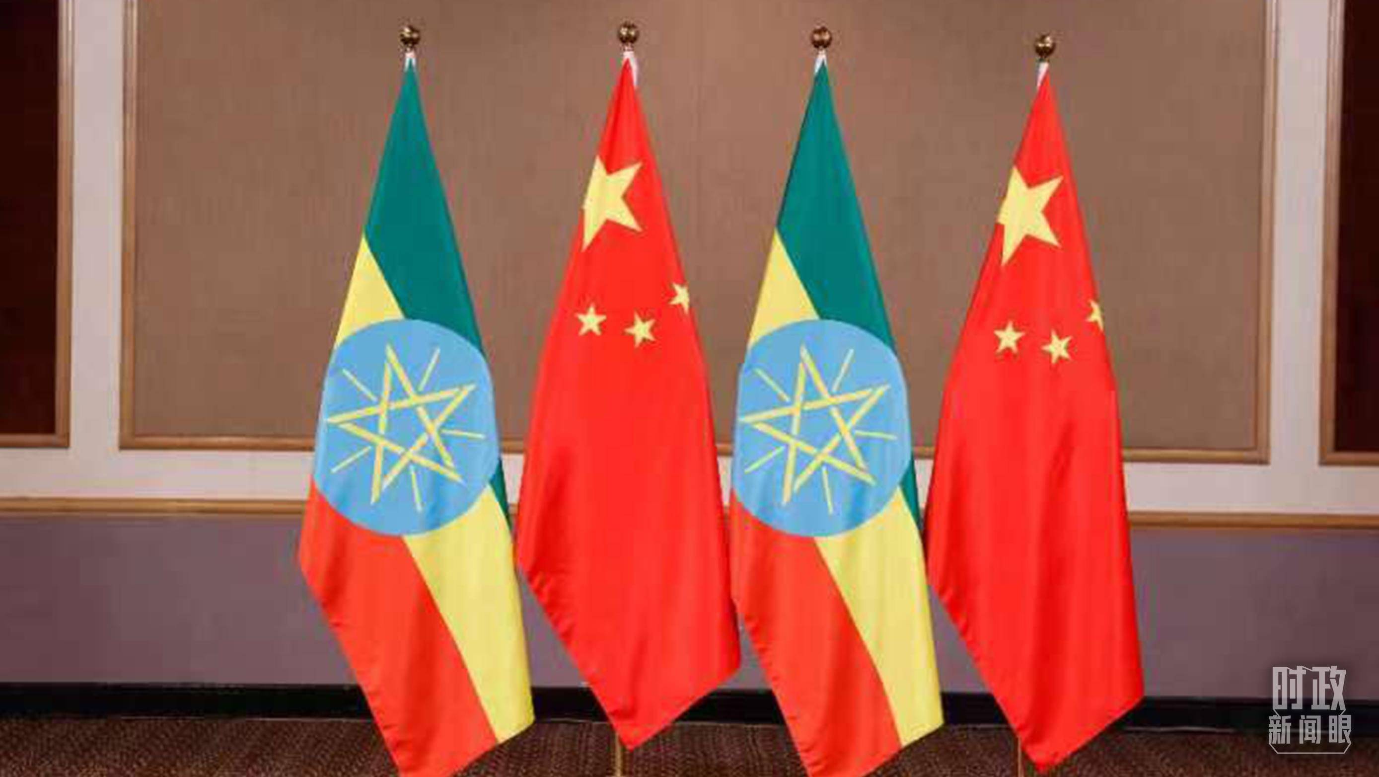 △會(huì)見(jiàn)現(xiàn)場(chǎng)的中國(guó)、埃塞兩國(guó)國(guó)旗。（總臺(tái)央視記者耿小龍拍攝）
