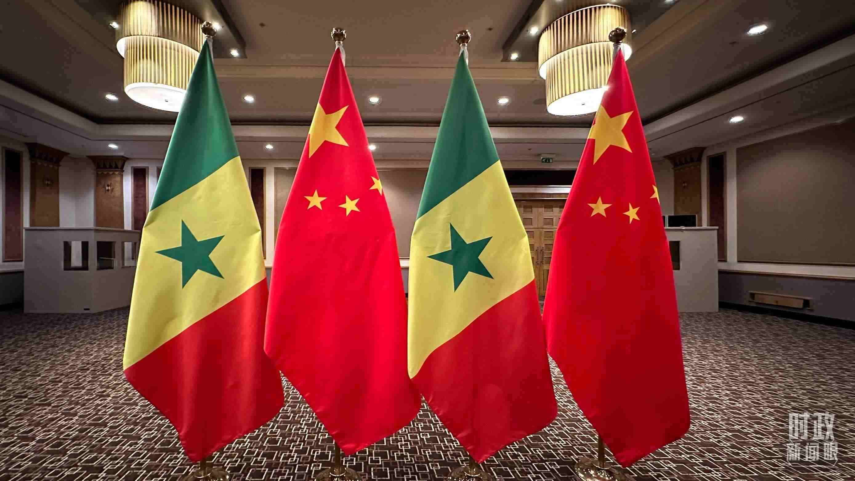 △會(huì)見(jiàn)現(xiàn)場(chǎng)的中塞兩國(guó)國(guó)旗。（總臺(tái)央視記者盧心雨拍攝）