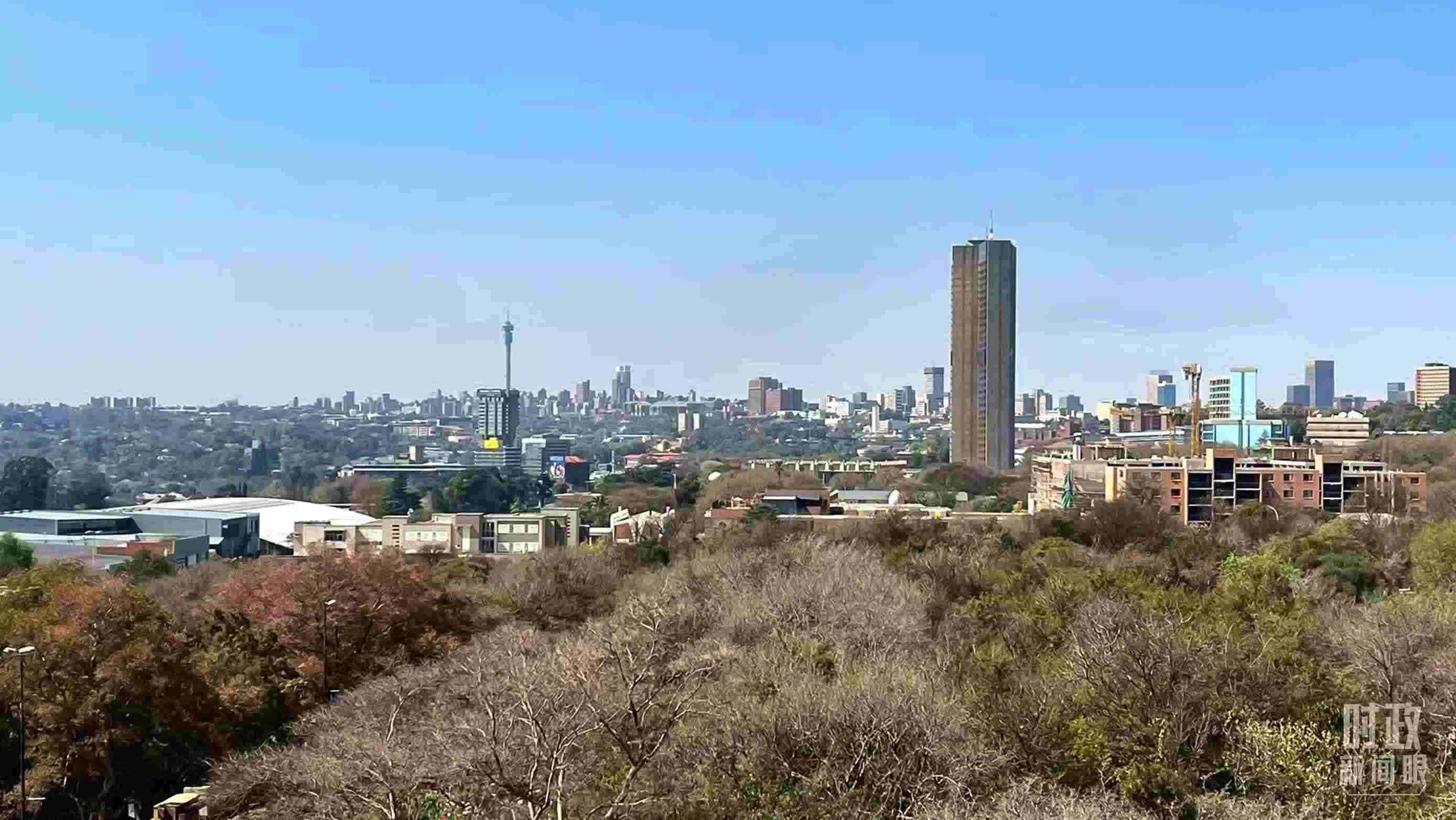 △約翰內(nèi)斯堡城市天際線。（總臺(tái)記者馬培敏拍攝）