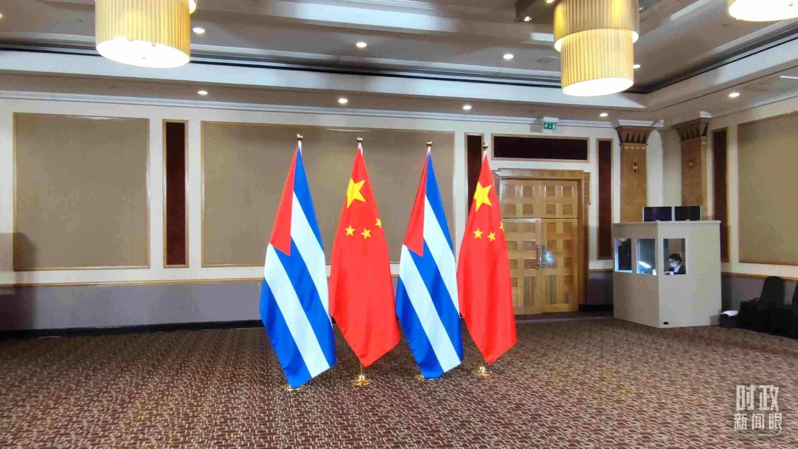 △會(huì)見(jiàn)現(xiàn)場(chǎng)的中古兩國(guó)國(guó)旗。（總臺(tái)央視記者耿小龍拍攝）