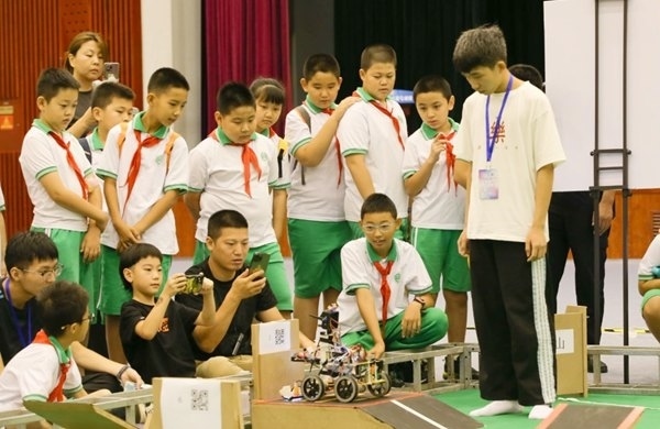 青少年學(xué)生現(xiàn)場(chǎng)觀看比賽。北京工商大學(xué)供圖