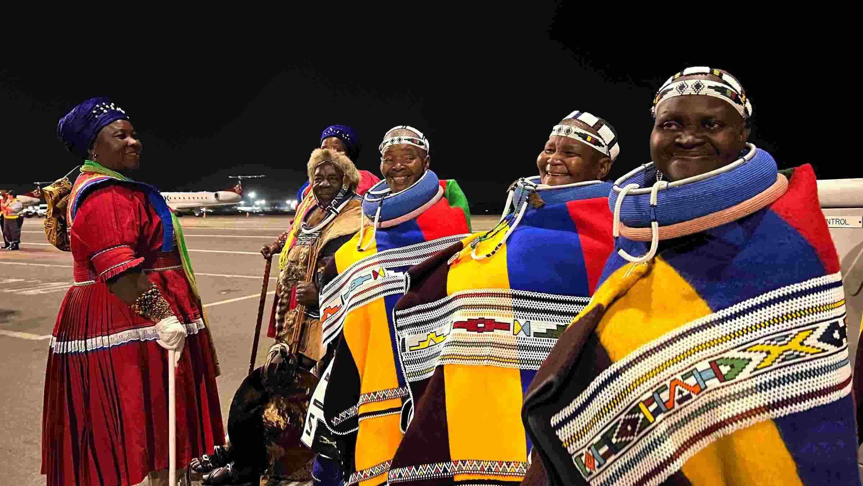 當?shù)貢r間2023年8月21日晚，習近平主席乘坐的專機抵達南非約翰內(nèi)斯堡坦博國際機場，這是身穿民族服飾迎接的當?shù)厝罕姟? width=