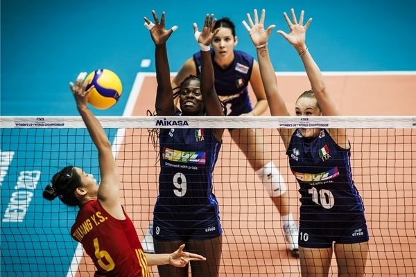 中國隊(duì)球員莊宇珊(左)在比賽中。圖片來源：國際排聯(lián)