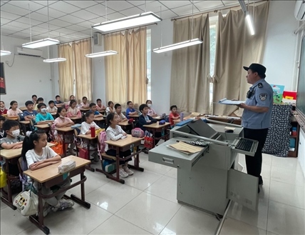 趙超剛在呼家樓中心小學(xué)為學(xué)生們講法治課。受訪者供圖