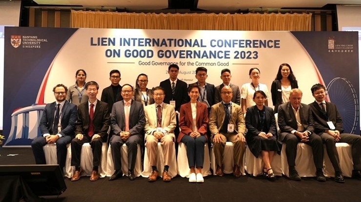 與會(huì)嘉賓和新書的編者及章節(jié)作者合影。新加坡南洋理工大學(xué)供圖