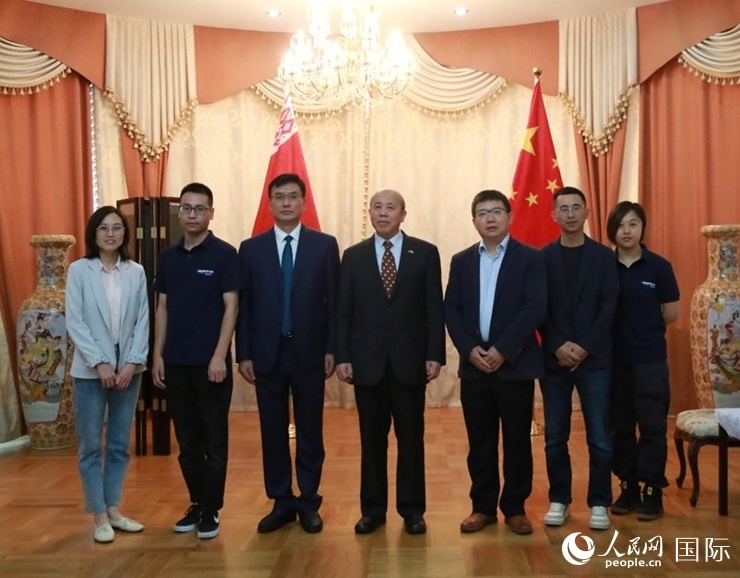 謝小用大使與人民網(wǎng)記者合影。