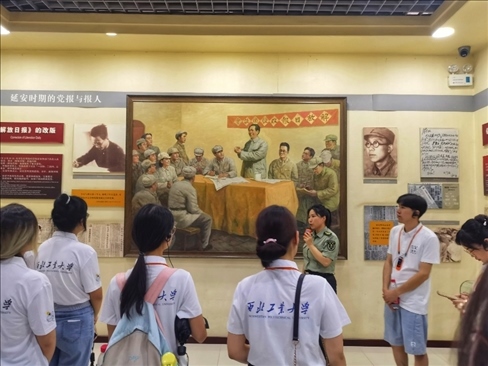 中外學生在延安參觀博物館。學校供圖