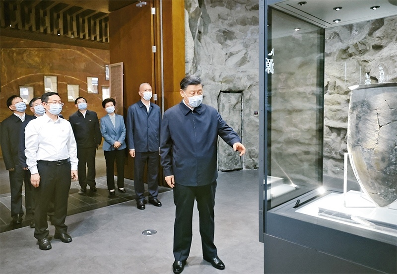 2023年6月2日，中共中央總書記、國家主席、中央軍委主席習(xí)近平在北京出席文化傳承發(fā)展座談會并發(fā)表重要講話。這是座談會前，習(xí)近平2日下午在中國歷史研究院考察。 新華社記者 鞠鵬/攝