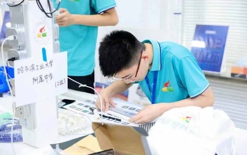 △今年7月，“逐夢(mèng)蒼穹”科技主題教育活動(dòng)在北京市八一學(xué)校舉辦。來自全國(guó)各地的百余名師生，在動(dòng)手實(shí)踐中學(xué)習(xí)航天知識(shí)、提高創(chuàng)新能力。