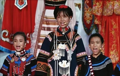 △今年7月，在成都大運(yùn)會(huì)開幕式上，從大山深處走來的孩子們，自信地站在舞臺(tái)中央，以歌聲表達(dá)對(duì)未來的憧憬。