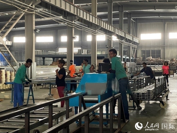 東方工業(yè)園華嘉鋁業(yè)生產(chǎn)車間。人民網(wǎng)記者 趙艷紅攝