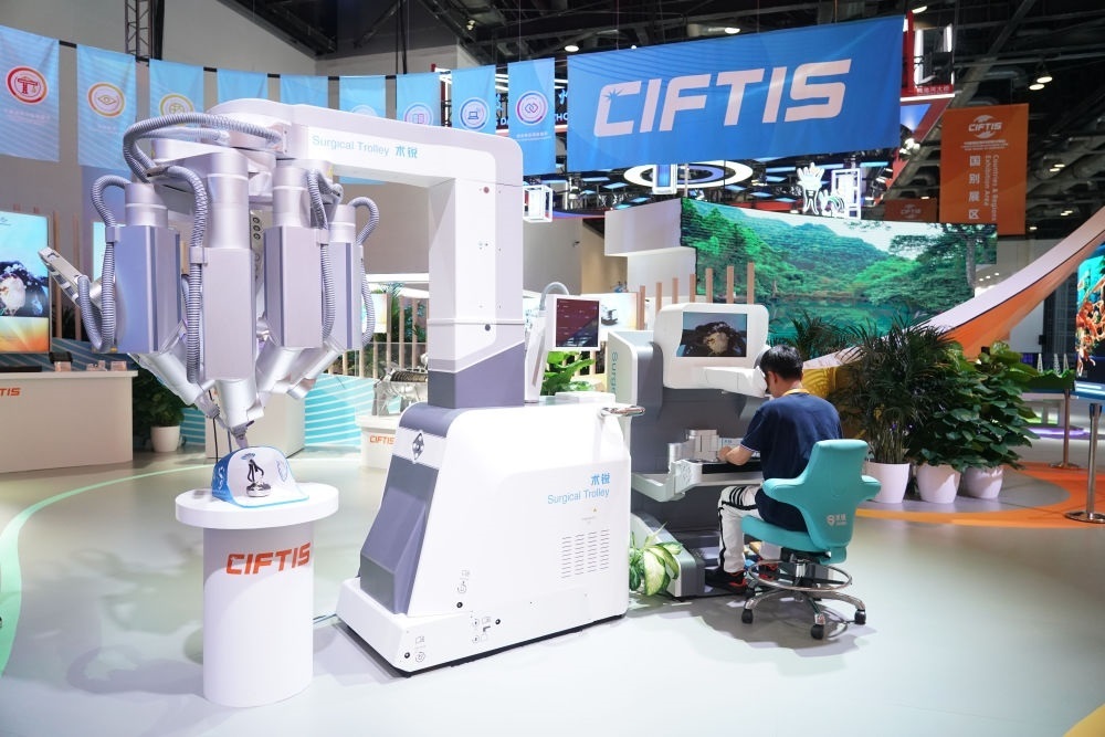 這是9月1日在國家會議中心拍攝的一款單孔腔鏡手術(shù)機(jī)器人。新華社記者 任超 攝
