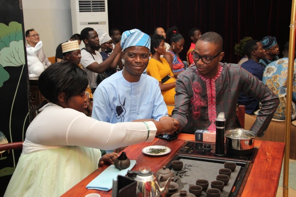 人們?cè)谪悓幙仆信悓幹袊?guó)文化中心“茶和天下·雅集——青島有禮”文化交流活動(dòng)上品茶。