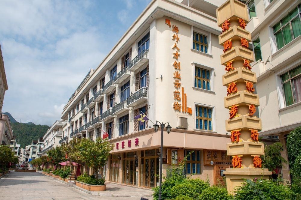 浙江溫州文成縣玉壺鎮(zhèn)是全國著名僑鄉(xiāng)。近年來，當?shù)胤e極搭建平臺，吸引華僑回鄉(xiāng)創(chuàng)業(yè)。圖為該鎮(zhèn)的海外人才創(chuàng)業(yè)示范街