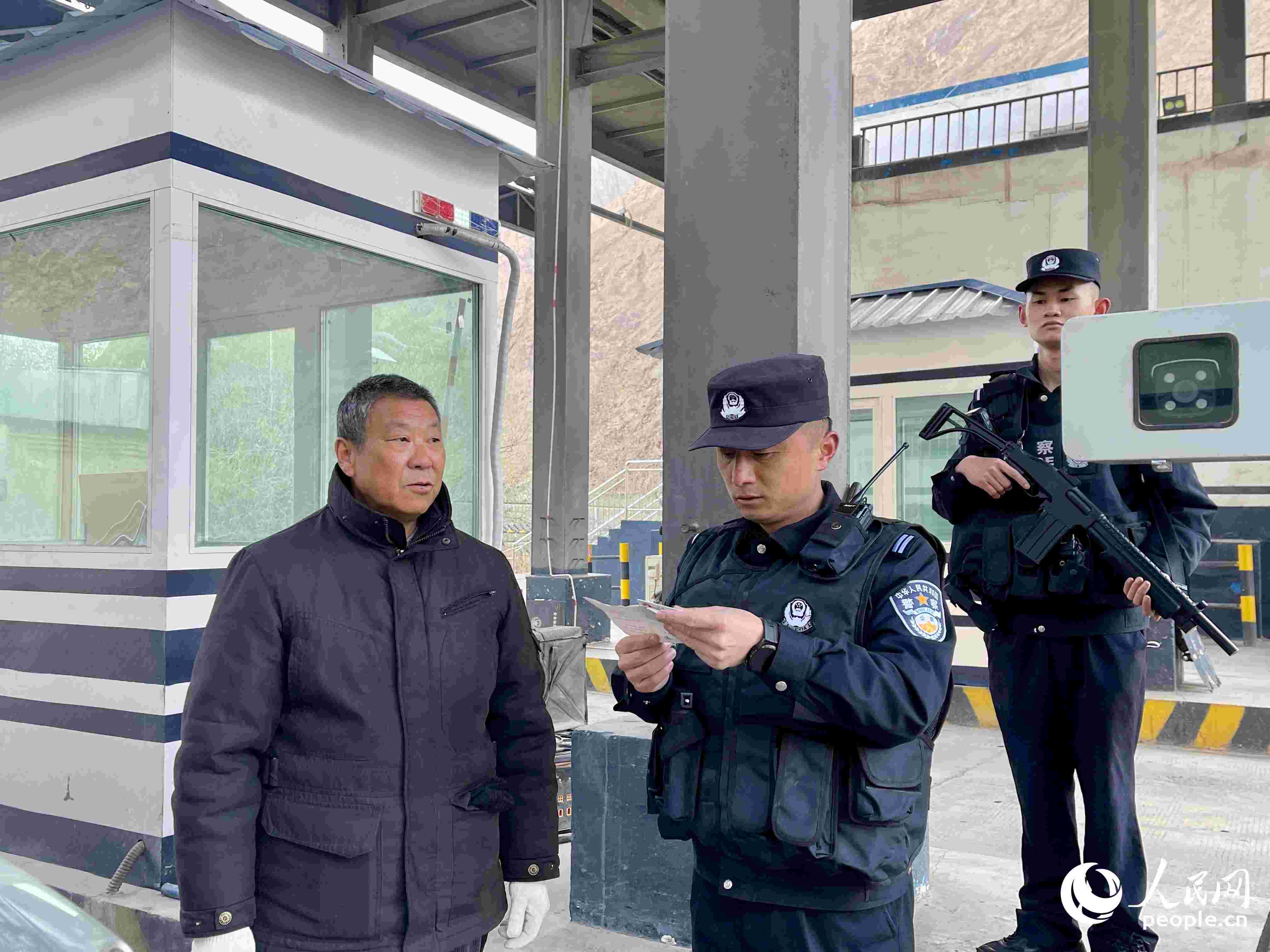 2023年5月10日，在庫地邊境檢查站，陳暢核對進出邊境管理區(qū)人員信息。人民網(wǎng) 周靜圓攝