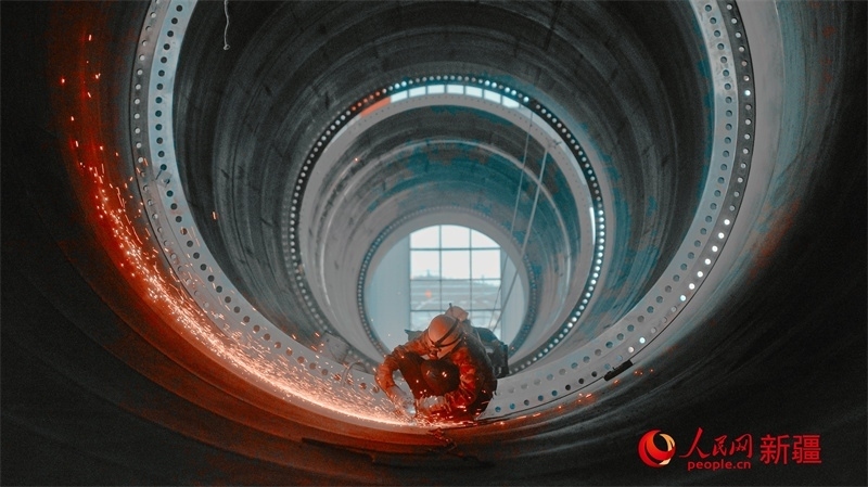 中國(guó)水利水電四局（塔城）裝備制造基地，工人們正在開展作業(yè)。 人民網(wǎng) 李欣洋攝