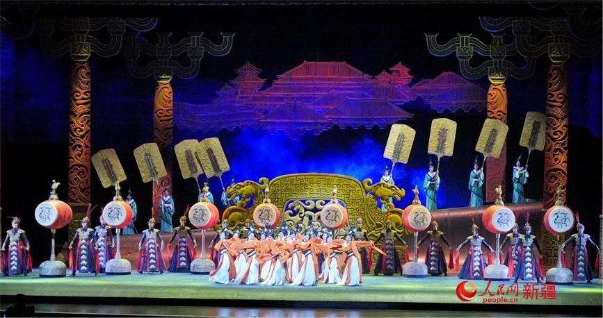 第六屆中國(guó)新疆國(guó)際民族舞蹈節(jié)開幕式上演出的歷史題材舞劇《張騫》。 人民網(wǎng) 李欣洋攝