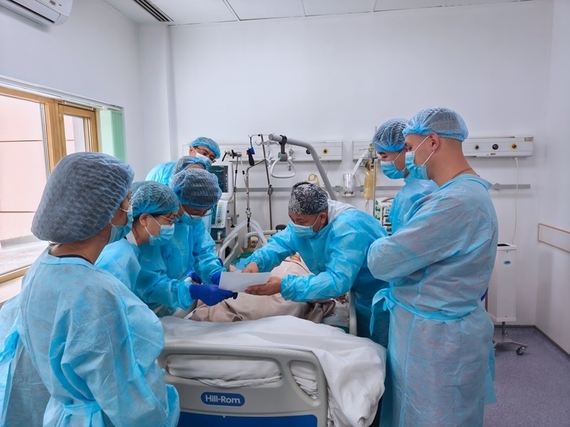 中哈專家團(tuán)隊(duì)完成哈國(guó)首例離體肝切和自體肝移植術(shù)。 新疆醫(yī)科大學(xué)第一附屬醫(yī)院供圖