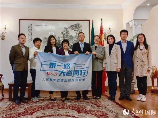 胡長春大使、駐非盟使團工作人員與人民網(wǎng)記者合影。