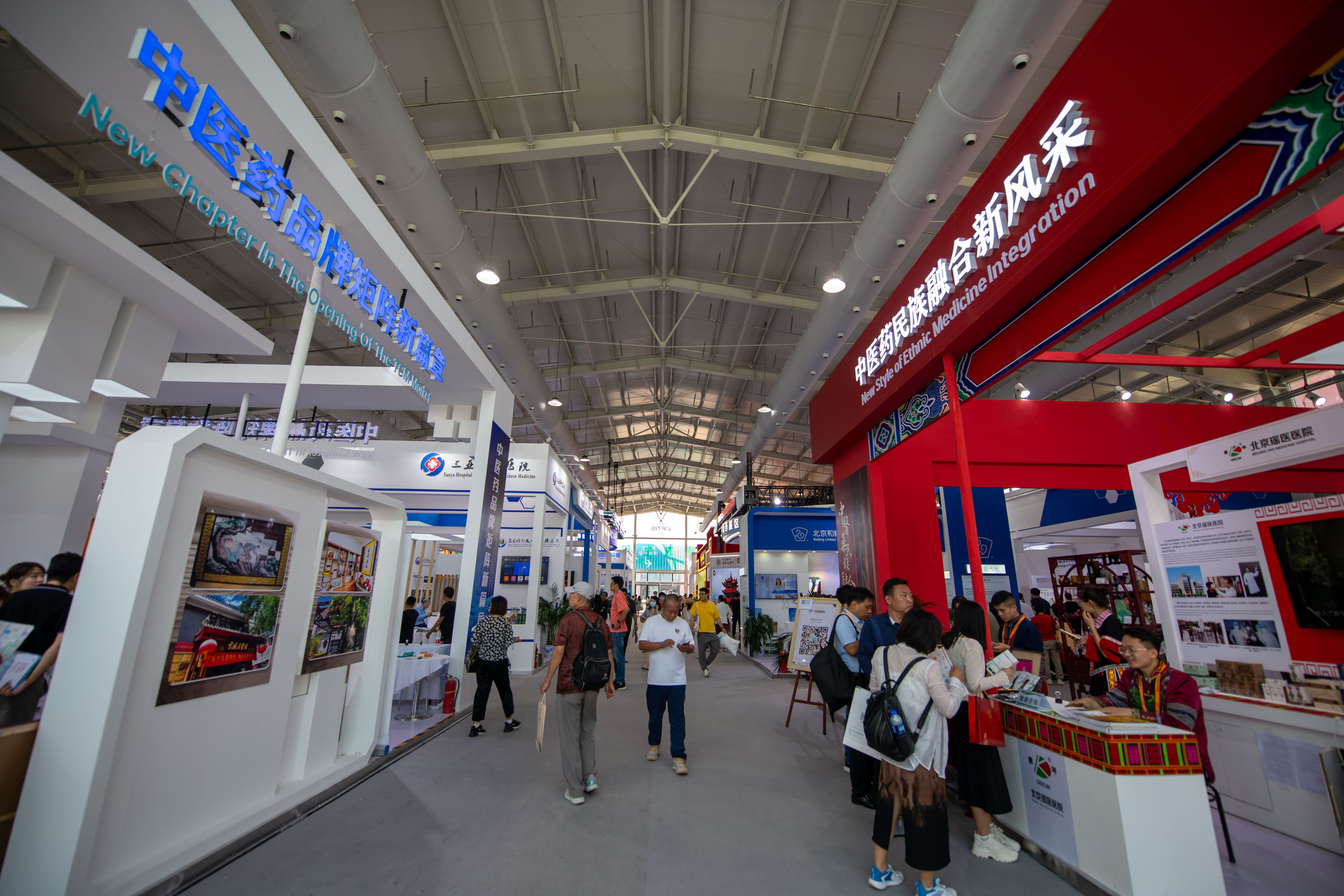 在位于首鋼園的健康衛(wèi)生服務(wù)展區(qū)，觀眾正在參觀。人民網(wǎng)記者 翁奇羽攝