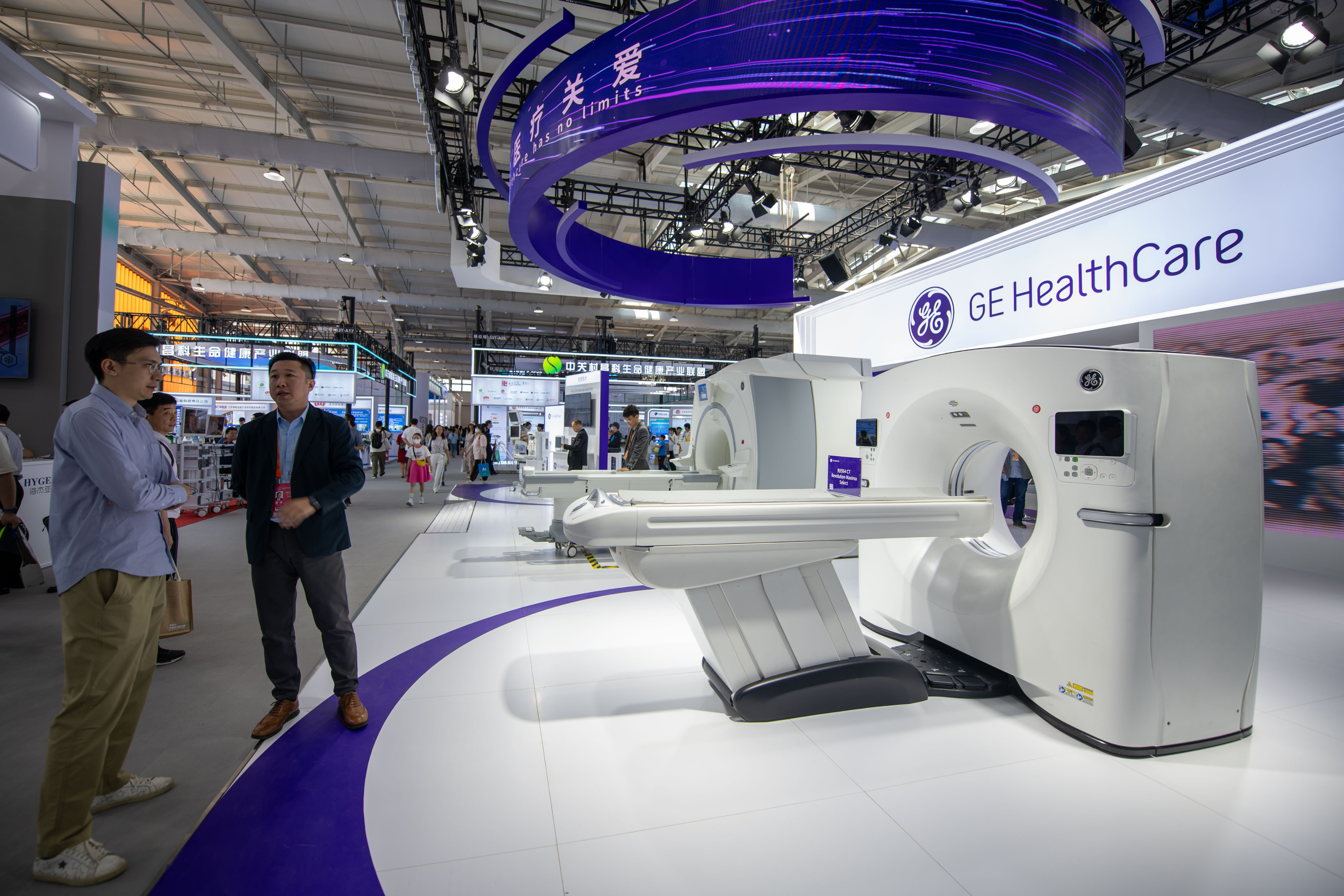 9月3日，在位于首鋼園的健康衛(wèi)生服務(wù)展區(qū)，觀眾正在參觀GE展臺。人民網(wǎng)記者 翁奇羽攝