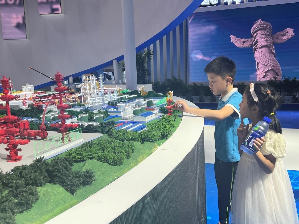 小朋友正在觀看展覽模型。人民網(wǎng) 歐陽(yáng)易佳攝