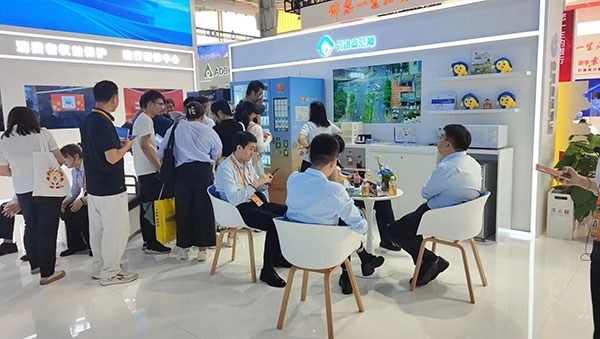 銀行機構(gòu)“勞動者港灣”的服務(wù)理念，吸引觀展群眾上前咨詢。人民網(wǎng)記者 李彤?dāng)z