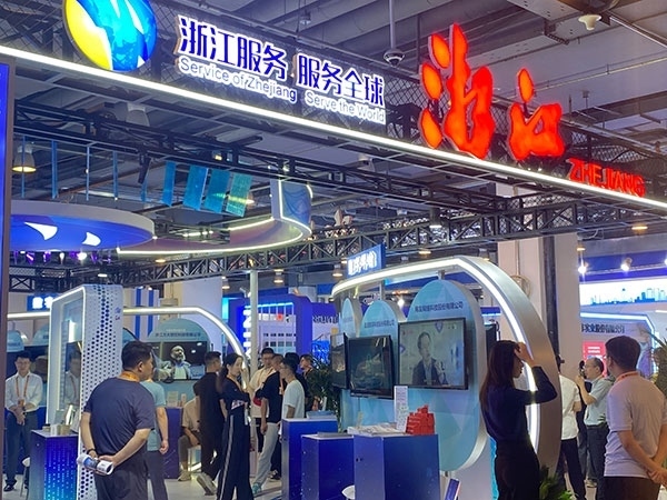 在浙江省交易團展區(qū)，數(shù)字支付技術(shù)吸引了觀展群眾的目光。人民網(wǎng)記者 李彤?dāng)z