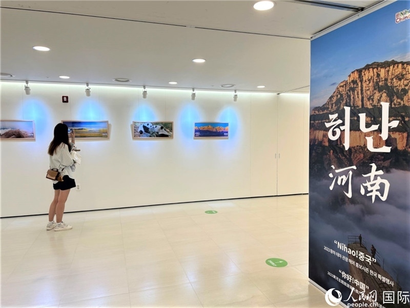 2.民眾參觀“看九曲黃河 聽(tīng)華夏故事”主題展。人民網(wǎng)記者 馬菲攝