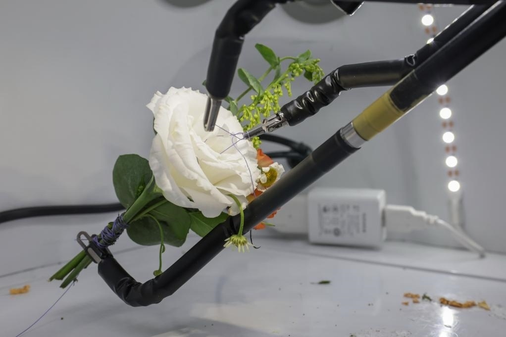 9月4日，在服貿會首鋼園區(qū)北京友誼醫(yī)院展臺，圖邁單臂腔鏡手術機器人用手術線打結。新華社記者 張玉薇 攝