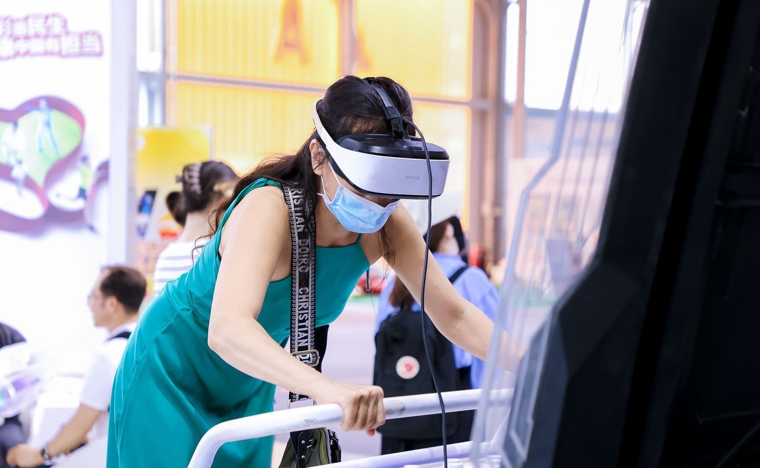 觀眾參與AI體驗。圖片來源：中國國際服務貿易交易會