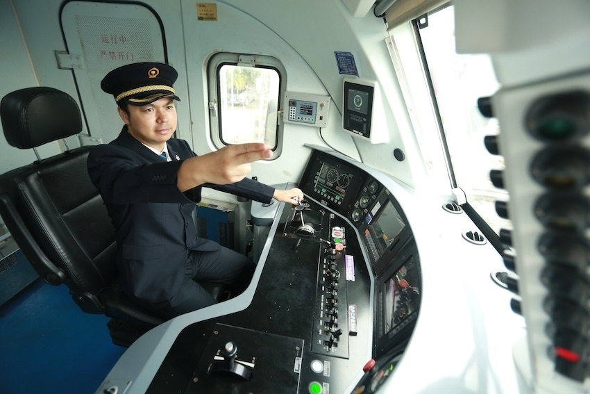 發(fā)車前，仲俊斕確認儀表、指示燈狀態(tài)正常。成都機務(wù)段供圖