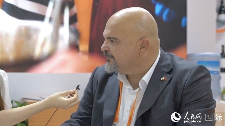 塞浦路斯首席經(jīng)濟(jì)商務(wù)參贊歐陽(yáng)路接受記者采訪。人民網(wǎng) 王禹蘅攝