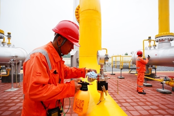 西氣東輸湖廣輸氣分公司員工在投產(chǎn)現(xiàn)場進(jìn)行天然氣驗(yàn)漏檢測。唐瑋峰攝