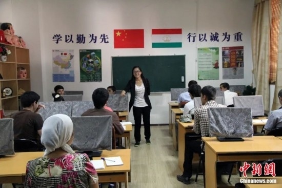 2014年，塔吉克斯坦國(guó)立民族大學(xué)的孔子學(xué)院內(nèi)，教師正在為塔吉克斯坦學(xué)生授課。田冰 攝