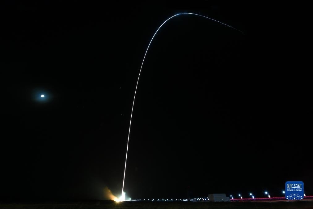 9月7日02時(shí)14分，我國在酒泉衛(wèi)星發(fā)射中心使用長(zhǎng)征四號(hào)丙運(yùn)載火箭，成功將遙感三十三號(hào)03星發(fā)射升空，衛(wèi)星順利進(jìn)入預(yù)定軌道，發(fā)射任務(wù)獲得圓滿成功。新華社發(fā)（汪江波 攝）