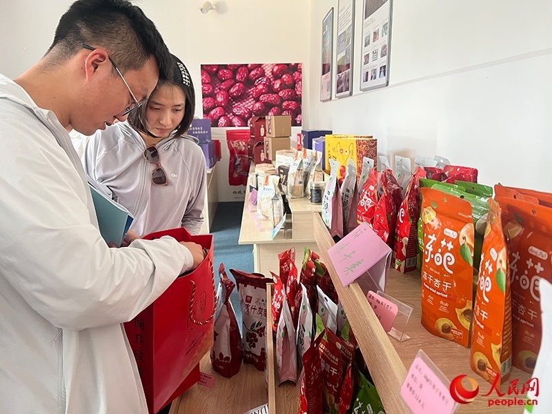 消費(fèi)者在選購產(chǎn)品。人民網(wǎng)記者 常雪梅攝