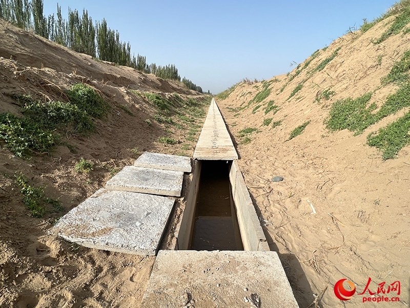 打開(kāi)蓋板，可見(jiàn)水在寬一米、深一米的渠道內(nèi)暢通流過(guò)。人民網(wǎng)記者 常雪梅攝
