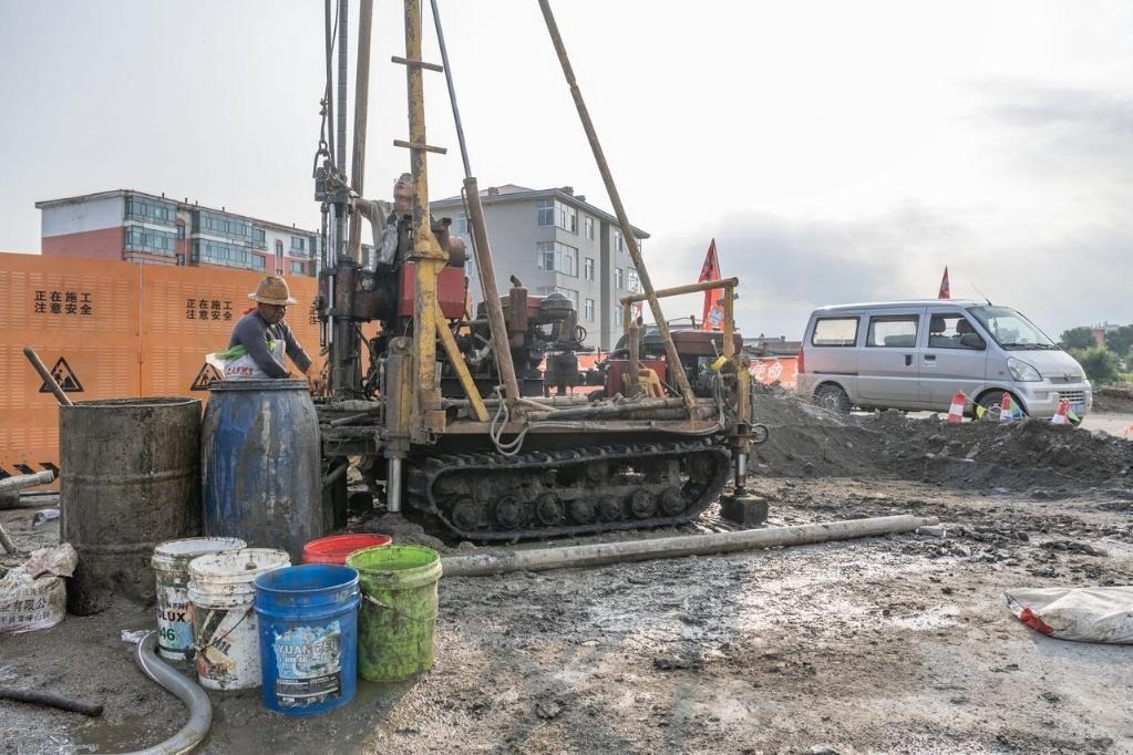 近日，在黑龍江省尚志市老街基鄉(xiāng)，施工人員正在作業(yè)。新華社記者 謝劍飛 攝